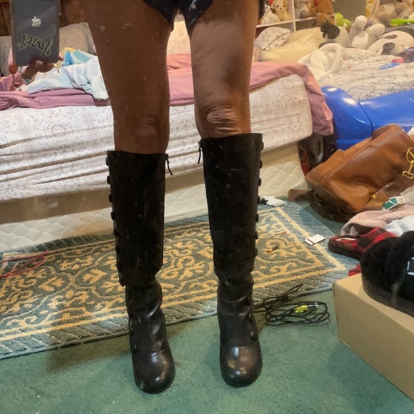 Knee high black leather boots with buttons on the side. Leather, size 7 - Picture 3 of 4